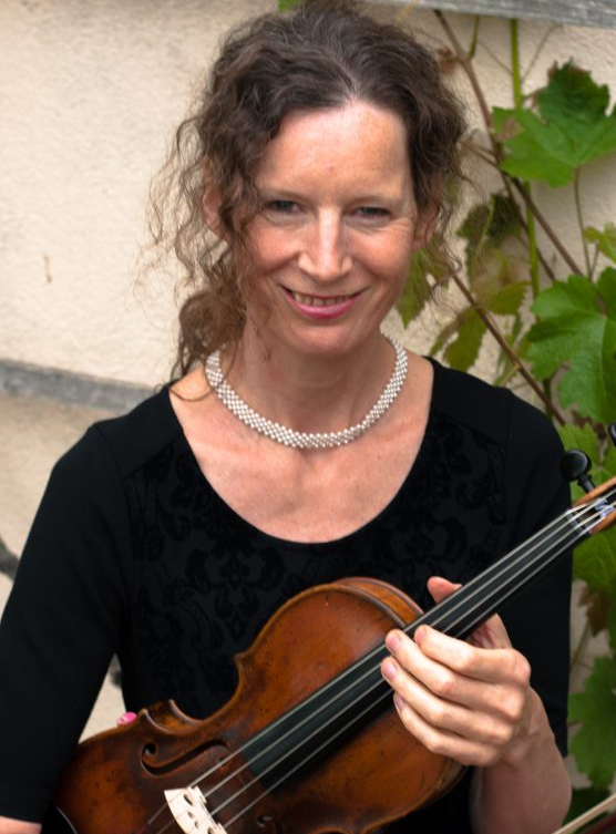 Eine Frau mit dunkler Kleidung und einer Bratsche in den Händen